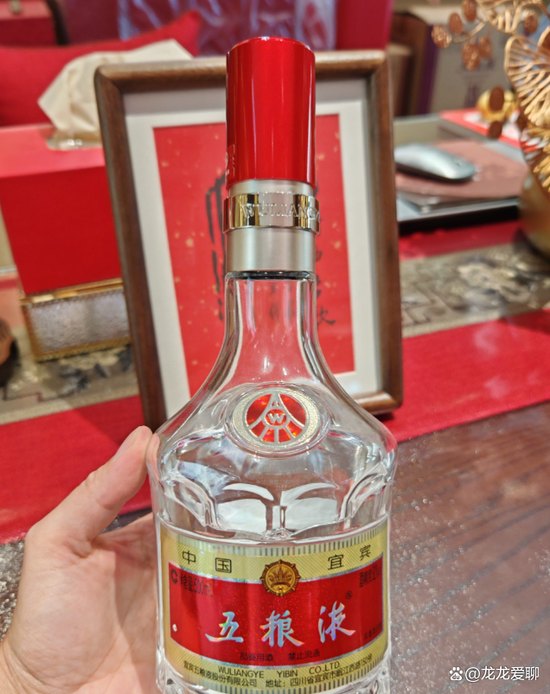 遭遇多事之秋！前两任董事长接连落马，公司股价创七年新低，谁在抛售五粮液